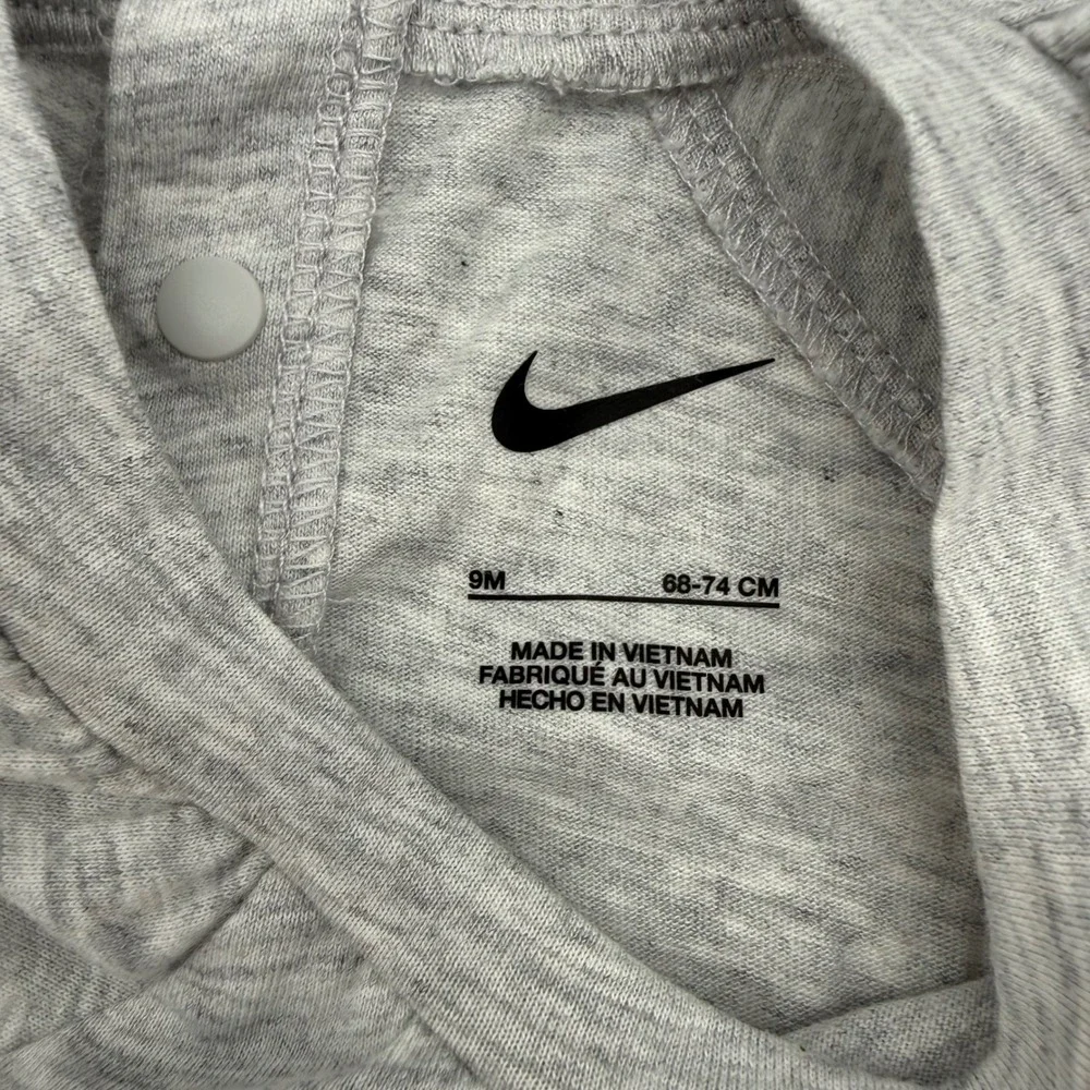 NWT Nike Baby Girl 9M Gray Heather Flutter Sleeve Bodysuit Romper Rainbow Swoosh